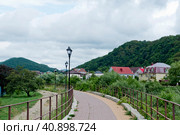 Краснодарский край, Туапсинский район, поселок городского типа, Новоихайловский, река Нечепсухо,  дважды разлившаяся в июле 2023 г. Краснодарский край, Туапсинский район, поселок городского типа, Новоихайловский, река Нечепсухо,  дважды разлившаяся в июле 2023 г. тротуар набережнной и заросшее русло реки , Стоковое фото, фотограф Александр Циликин / Фотобанк Лори