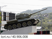 Советский танк Т-34 на постаменте. Памятник, посвященный Великой Отечественной войне 1941-1945 гг. Историческая достопримечательность. Город Петропавловск-Камчатский, Камчатский край, Дальний Восток России. Стоковое фото, фотограф Андрей Степанов / Фотобанк Лори