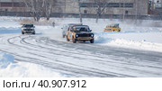 Автогонки на отечественных автомобилях Жигули и Лада, зимой на льду озера в городе Железногорске Красноярский край. Редакционное фото, фотограф Анатолий Володин / Фотобанк Лори