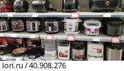 Multicooker on the shelf in the store (2018 год). Редакционное фото, фотограф Анна Кривицкая / Фотобанк Лори