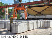 Loading pallets with white brick on a truck with a long body. Стоковое фото, фотограф Стас Пересыпкин / Фотобанк Лори