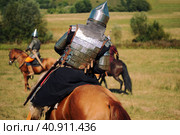 Средневековые конные воины в доспехах (2018 год). Редакционное фото, фотограф Олег Безруков / Фотобанк Лори