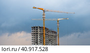 Строящийся жилой дом. Свинцовые тучи перед дождем. Москва (2023 год). Редакционное фото, фотограф E. O. / Фотобанк Лори