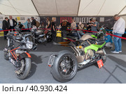 Разные мотоциклы в шатре АО «Третий парк». Мотофестиваль Baltic Rally в городе Выборге Ленинградской области (2023 год). Редакционное фото, фотограф Румянцева Наталия / Фотобанк Лори