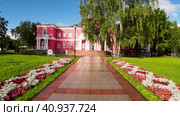 По дорожке ко дворцу бракосочетания в городе Петрозаводске. Лето, раннее солнечное утро. Движение вперед к парадному входу с колоннами. Широкий угол. (2023 год). Редакционное видео, видеограф Sergei Gorin / Фотобанк Лори