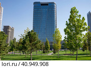 Вид на современный отель Hilton со стороны парка. Ташкент, Узбекистан (2022 год). Редакционное фото, фотограф Анна Карасева / Фотобанк Лори