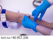 Медсестра учится делать забор крови из вены шприцем на манекене в городе Москве, Россия. Стоковое фото, фотограф Николай Винокуров / Фотобанк Лори