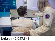 Сотрудник станции скорой и неотложной медицинской помощи города Москвы демонстрирует работу по приему звонков от больных на мониторе пульта диспетчерской медицинской скорой помощи в городе Москве, Россия (2023 год). Редакционное фото, фотограф Николай Винокуров / Фотобанк Лори