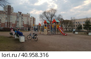 People violating the regime of self-isolation in the square during the coronavirus pandemic (2020 год). Редакционное фото, фотограф Анна Кривицкая / Фотобанк Лори