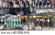 Kitchen utensils for sale in a supermarket (2020 год). Редакционное фото, фотограф Анна Кривицкая / Фотобанк Лори