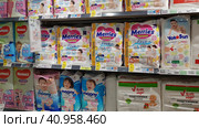 Pampers for children on a shelf in a supermarket (2020 год). Редакционное фото, фотограф Анна Кривицкая / Фотобанк Лори