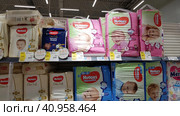 Pampers for children on a shelf in a supermarket (2020 год). Редакционное фото, фотограф Анна Кривицкая / Фотобанк Лори