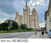 Москва, сталинская высотка на Кудринской площади в облачную погоду летом (2021 год). Редакционное фото, фотограф Овчинникова Ирина / Фотобанк Лори