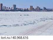 Amur river in winter. State border. Buildings in Heihe city, China. Temporary constructions of border services on snow-covered ice. Wide ski track for border patrols. Стоковое фото, фотограф Алексей Игнатов / Фотобанк Лори