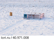 BLAGOVESCHENSK, RUSSIA - JANUARY 25, 2022: Temporary house for Christmas swimming on the ice of the Amur River near the state border between Russia and China. Редакционное фото, фотограф Алексей Игнатов / Фотобанк Лори