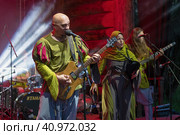 Фрагмент выступления фолк-группы "Троль гнет ель" (Troll Bends Fir). Исторический фестиваль "Княжья братчина". Новгородская область (2023 год). Редакционное фото, фотограф Виктор Карасев / Фотобанк Лори