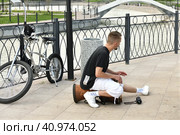 Moscow, Russia - Aug 04. 2023. man plays the djembe drum on a street in Moscow, Russia. Редакционное фото, фотограф Володина Ольга / Фотобанк Лори
