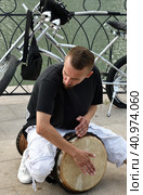 Moscow, Russia - Aug 04. 2023. man plays the djembe drum on a street in Moscow, Russia. Редакционное фото, фотограф Володина Ольга / Фотобанк Лори