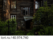 Вход в темный подъезд ветхого деревянного дома. Стоковое фото, фотограф Илья Старков / Фотобанк Лори