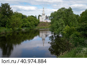 View of the Church of Cosmas and Damian on Yarunova Hill (Kozmodemyanskaya Church) on the bank of the Kamenka River on a sunny summer day, Suzdal, Vladimir region, Russia. Стоковое фото, фотограф Ula Ulachka / Фотобанк Лори