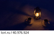 Background. A kerosene lantern and two cups of coffee stand in the snow at night. Close up. Стоковое видео, видеограф Сергей Медведев / Фотобанк Лори