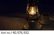 Background. A kerosene lantern and two cups of coffee stand in the snow at night. Close up. Стоковое видео, видеограф Сергей Медведев / Фотобанк Лори