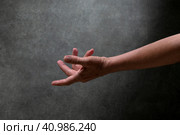 Протянутая рука мужчины на темном фоне. Стоковое фото, фотограф V.Ivantsov / Фотобанк Лори