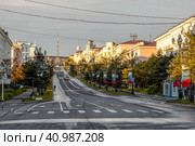 Магадан, Магаданская область, Россия. Утренний осенний городской пейзаж. Вид на проспект Ленина, красивые здания и телебашню. Центральная улица города Магадана. Дальний Восток России. Редакционное фото, фотограф Андрей Степанов / Фотобанк Лори