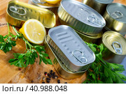 Tin cans with ring pull on wooden surface with lemon and greens. Стоковое фото, фотограф Яков Филимонов / Фотобанк Лори