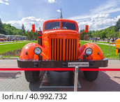 Тягач-эвакуатор, собранный в автобусно-троллейбусном парке из агрегатов грузовиков МАЗ и ЗИЛ. Городской фестиваль старой автомобильной техники на Воробьевых горах, Москва. (2023 год). Редакционное фото, фотограф Сергей Рыбин / Фотобанк Лори