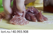 A woman cuts fresh beef on a kitchen board. Focus on pieces of meat and hands with a knife. Стоковое видео, видеограф Ярославский Максим / Фотобанк Лори