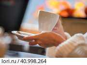 Женщина держит в руках белую чашку с капучино и блюдце. крупный план. Малая глубина резкости. Мягкий фокус и размытый фон. Стоковое фото, фотограф Андрей Степанов / Фотобанк Лори