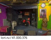 Клуб-музей Виктора Цоя "Камчатка" в Санкт-Петербурге (ул. Блохина, 15). Сцена. (2023 год). Редакционное фото, фотограф Сергей Рыбин / Фотобанк Лори