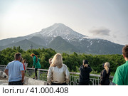 Туристы на смотровой площадке перед Мутновским вулканом. Камчатка. Россия июль 2023. Редакционное фото, фотограф Владимир Макеев / Фотобанк Лори