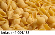 Conchiglie, Shells or Seashells Pasta Wallpaper. Spiral Raw Macaroni from Wheat flour rotating on Turntable. Close Up Top View. Uncooked Pasta Spinning. Full Frame. Food Background. Conchigliette. Стоковое видео, видеограф Марина Демидюк / Фотобанк Лори