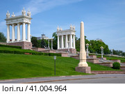 Вид на верхнюю террасу набережной реки Волги. Волгоград (2023 год). Редакционное фото, фотограф Анна Карасева / Фотобанк Лори
