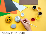 Как нарисовать паутину и тыкву на камнях к празднику Хэллоуин. Концепция "СДЕЛАЙ сам". Детское творчество. Шаг за шагом. Стоковое фото, фотограф Терехова Марина / Фотобанк Лори
