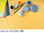 Как нарисовать привидение красками на камне к празднику Хэллоуин. Концепция "СДЕЛАЙ сам". Детское творчество. Шаг за шагом. Стоковое фото, фотограф Терехова Марина / Фотобанк Лори
