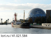 Плавучий маяк «Ирбенский» и рыболовный траулер СРТ-129 у причала музея Мирового океана в Калининграде (2022 год). Редакционное фото, фотограф Free Wind / Фотобанк Лори
