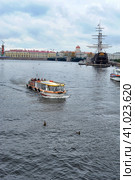 Russia, St. Petersburg. 11,10,2013  Restaurant "Flying Dutchman" and  Boat ship on the Neva. Редакционное фото, фотограф Анна Кривицкая / Фотобанк Лори