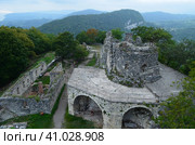 Вид на церковь с крепости в горах. Абхазия. Редакционное фото, фотограф Юлия Кваскова / Фотобанк Лори