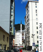 Zvornik, Bosnia and Herzegovina, 1 October 2022 Old Rijeka Mosque, also known as Hadzi-Mahmud Mosque. Religious Muslim mosque with a tower. City streets with cars and people in summer in sunny weather. Редакционное фото, фотограф Юлия Петровская / Фотобанк Лори