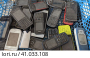 Старые кнопочные телефоны Nokia под слоем пыли (2023 год). Редакционное фото, фотограф Мария Куликова / Фотобанк Лори