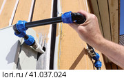 Elbow fittings for plumbing are tightened by hand. Стоковое видео, видеограф Владимир Григорьев / Фотобанк Лори