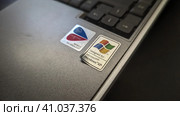 Наклейка Windows XP на старом ноутбуке (2023 год). Редакционное фото, фотограф Мария Куликова / Фотобанк Лори