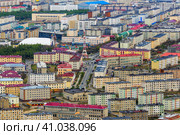 Вид сверху на город Магадан. Аэрофотосъемка улиц и зданий. На перекрестке находится телебашня. Магадан, Магаданская область, Россия. Дальний Восток России. Сибирь. Стоковое фото, фотограф Андрей Степанов / Фотобанк Лори