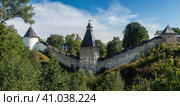 View of the wall of the Holy Dormition Pskov-Pechersk Monastery, the Tower of the Upper Lattices, Tailovskaya tower and Tararygin Tower on a sunny summer day, Pechory, Pskov region, Russia. Стоковое фото, фотограф Ula Ulachka / Фотобанк Лори