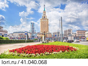 Небоскреб Гостиница Ленинградская и клумба с цветами, Комсомольская площадь, Москва (2023 год). Стоковое фото, фотограф Baturina Yuliya / Фотобанк Лори
