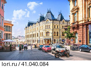 Улица Кузнецкий мост и Доходный дом Третьяковых, Москва (2023 год). Редакционное фото, фотограф Baturina Yuliya / Фотобанк Лори