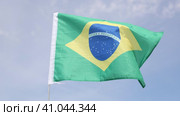 Brazil flag waving against the blue sky. Стоковое видео, видеограф Яков Филимонов / Фотобанк Лори